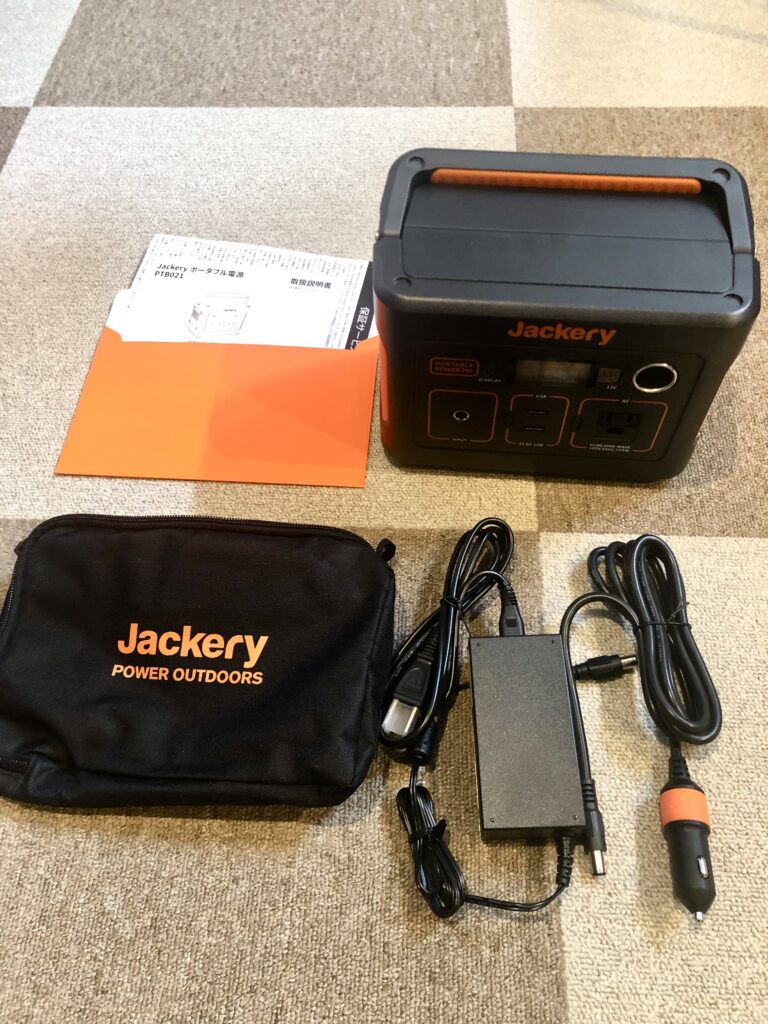 Jackery(ジャクリ)ポータブル電源240本体と付属品の写真